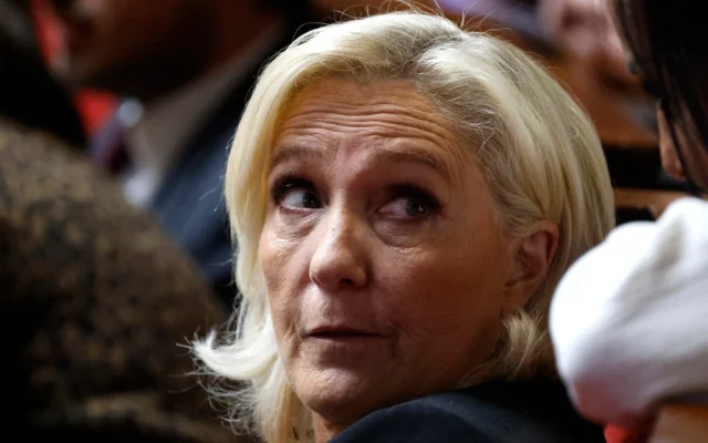 La présidente du Rassemblement National, Marine Le Pen, assiste à une séance de questions au gouvernement à l'Assemblée nationale, chambre basse du Parlement français, à Paris, le 4 mars 2025. (Crédit
: Ludovic MARIN / AFP) La présidente du Rassemblement National, Marine Le Pen, assiste à une séance de questions au gouvernement à l'Assemblée nationale, chambre basse du Parlement français, à Paris, le 4 mars 2025. (Crédit
: Ludovic MARIN / AFP)