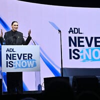 L'actrice Gal Gadot s'exprime après avoir reçu l'International Leadership Award lors du sommet ADL Never Is Now au Javits Center le 4 mars 2025 à New York. (Crédit : Bryan Bedder/Getty Images pour Anti-Defamation League/AFP)