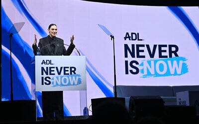 L'actrice Gal Gadot s'exprime après avoir reçu l'International Leadership Award lors du sommet ADL Never Is Now au Javits Center le 4 mars 2025 à New York. (Crédit : Bryan Bedder/Getty Images pour Anti-Defamation League/AFP)