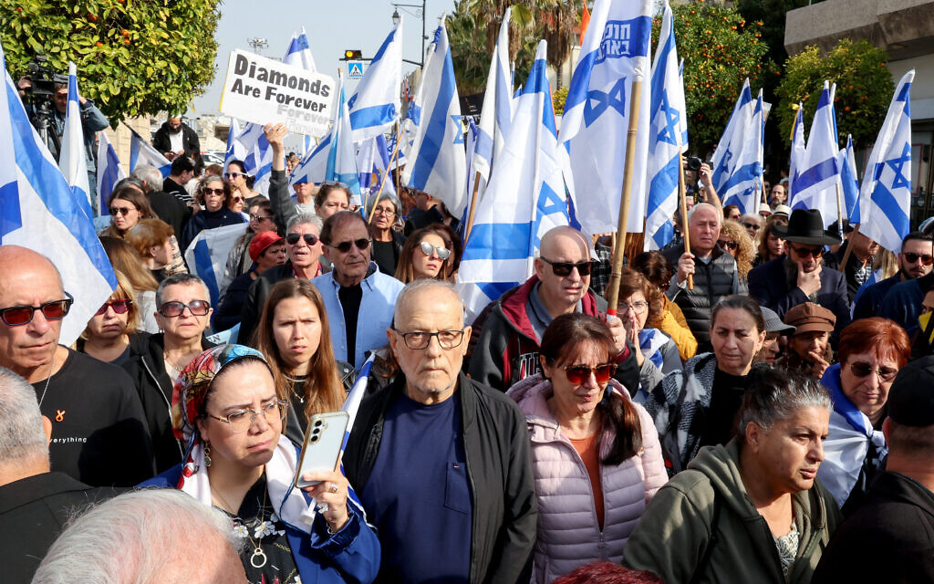 Le cortège funèbre d'Ohad Yahalomi, ressortissant franco-israélien, l'un des otages israéliens capturés par des terroristes palestiniens dans la bande de Gaza lors des attentats du 7 octobre 2023, à Rishon LeZion, dans le centre d'Israël, le 5 mars 2025. (Crédit : Jack GUEZ / AFP)