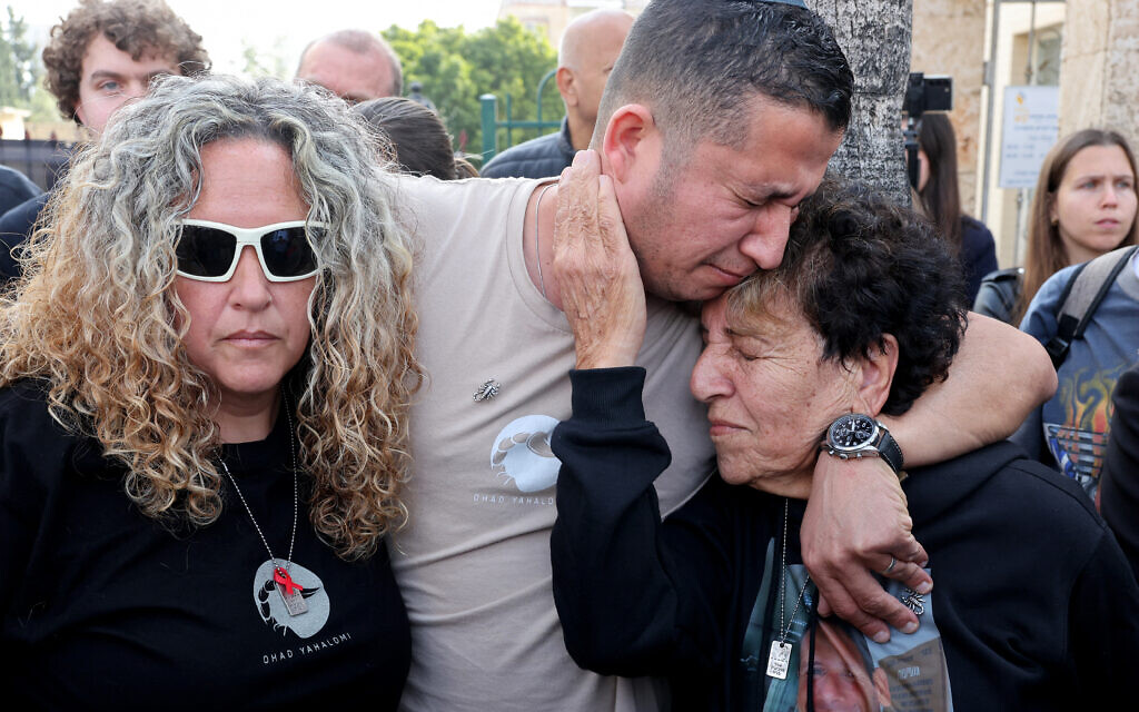 Esther Yahalomi (à droite), mère du Franco-Israélien Ohad Yahalomi, l'un des otages israéliens capturés par des terroristes palestiniens dans la bande de Gaza lors des attentats du 7 octobre 2023, pleure avec sa sœur Effie (à gauche) devant la morgue où son corps a été conservé avant ses funérailles à Rishon LeZion, dans le centre d'Israël, le 5 mars 2025. (Crédit : Jack GUEZ / AFP)