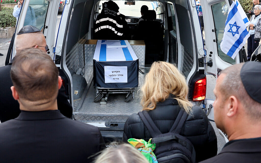 Le cercueil du ressortissant franco-israélien Ohad Yahalomi, l'un des otages israéliens capturés par des militants palestiniens dans la bande de Gaza lors des attentats du 7 octobre 2023, dans une camionnette lors de son cortège funèbre, devant la morgue de Rishon LeZion, dans le centre d'Israël, le 5 mars 2025. (Crédit : Jack GUEZ / AFP)