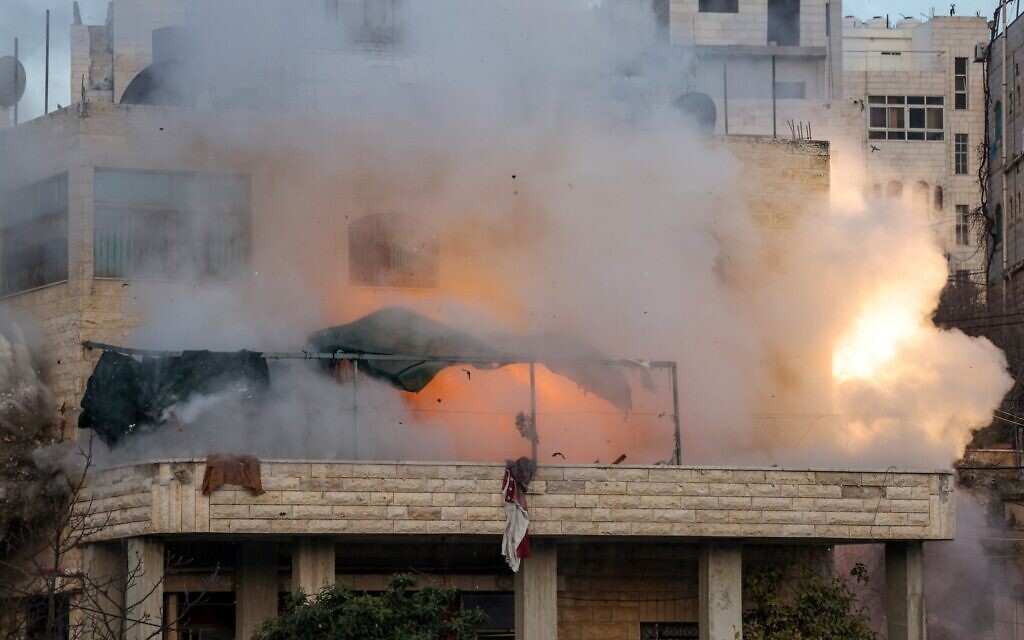 La maison d'un Palestinien qui a perpétré une attaque contre des Israéliens en octobre 2024 à Jaffa est détruite par les forces de sécurité israéliennes, à Hébron, en Cisjordanie, le 5 mars 2025. (Crédit : Hazem Bader/AFP)