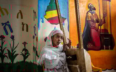 Une élève débutante joue de la begena lors d'une séance d'entraînement en classe à l'école Eman Begena d'Addis-Abeba, le 13 février 2025. (Photo de Luis TATO / AFP)