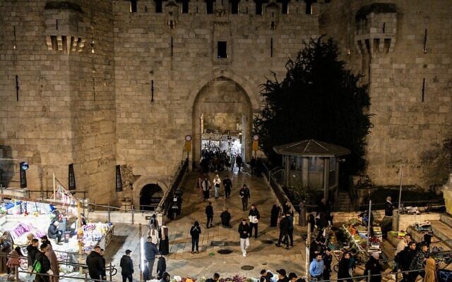 La porte de Damas pour entrer dans la vieille ville de Jérusalem le 6 mars 2025, pendant le mois sacré du ramadan. (Crédit : John Wessels/AFP)