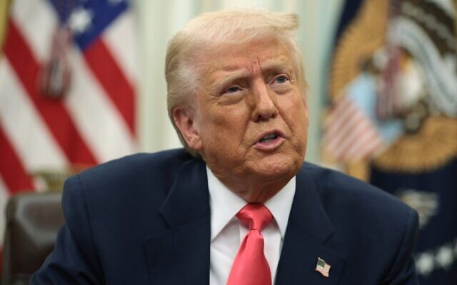 Illustration : Le président américain Donald Trump s'exprimant alors qu'il signe des décrets dans le Bureau ovale de la Maison Blanche, à Washington, le 6 mars 2025. (Crédit : Alex Wong/Getty Images/AFP) Illustration : Le président américain Donald Trump s'exprimant alors qu'il signe des décrets dans le Bureau ovale de la Maison Blanche, à Washington, le 6 mars 2025. (Crédit : Alex Wong/Getty Images/AFP)