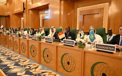 Des diplomates assistant à une session extraordinaire du Conseil des ministres des Affaires étrangères des États membres de l'Organisation de la coopération islamique (OCI), à Jeddah, le 7 mars 2025. (Crédit : Amer Hilabi/AFP)