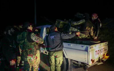 Des membres des forces de sécurité syriennes se préparent à quitter Al Mastumah, dans la province d'Idilib, le 6 mars 2025, pour se rendre dans les villes côtières afin de renforcer les troupes gouvernementales dans les affrontements avec les militants fidèles au dirigeant déchu Bachar al-Assad. (Photo par OMAR HAJ KADOUR / AFP)