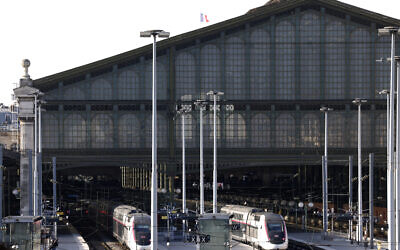 Le service ferroviaire à grande vitesse interurbain français, garé sur les quais alors que le trafic a été interrompu à la gare du Nord à Paris le 7 mars 2025, suite à la découverte d'une bombe datant de la Seconde Guerre mondiale. (Crédit : GEOFFROY VAN DER HASSELT / AFP)