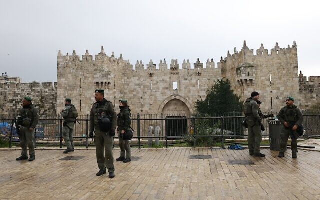 Les forces de sécurité israéliennes montant la garde devant la porte de Damas, à l'entrée de la Vieille Ville de Jérusalem, avant la première prière du vendredi midi du ramadan, à la mosquée Al-Aqsa, sur le mont du Temple, le 7 mars 2025. (Crédit : Ahmad Gharabli/AFP) Les forces de sécurité israéliennes montant la garde devant la porte de Damas, à l'entrée de la Vieille Ville de Jérusalem, avant la première prière du vendredi midi du ramadan, à la mosquée Al-Aqsa, sur le mont du Temple, le 7 mars 2025. (Crédit : Ahmad Gharabli/AFP)