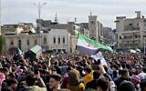 Cette photo diffusée par l'agence de presse officielle arabe syrienne (SANA) montre des Syriens assistant aux funérailles de personnes tuées lors des affrontements de la veille entre les forces gouvernementales et les militants fidèles au dirigeant déchu Bashar al-Assad, le 7 mars 2025. (SANA/AFP)