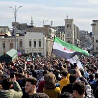 Cette photo diffusée par l'agence de presse officielle arabe syrienne (SANA) montre des Syriens assistant aux funérailles de personnes tuées lors des affrontements de la veille entre les forces gouvernementales et les militants fidèles au dirigeant déchu Bashar al-Assad, le 7 mars 2025. (SANA/AFP)