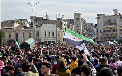 Cette photo diffusée par l'agence de presse officielle arabe syrienne (SANA) montre des Syriens assistant aux funérailles de personnes tuées lors des affrontements de la veille entre les forces gouvernementales et les militants fidèles au dirigeant déchu Bashar al-Assad, le 7 mars 2025. (SANA/AFP)
