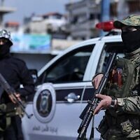 Les forces syriennes en poste à un point de contrôle dans la ville côtière de Lattaquié, le 8 mars 2025. (Crédit : SANA/AFP)