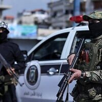 Cette photo diffusée par l'agence de presse officielle arabe syrienne (SANA) le 8 mars 2025 montre les forces syriennes à un poste de contrôle dans la ville côtière de Lattaquié. (SANA/AFP)