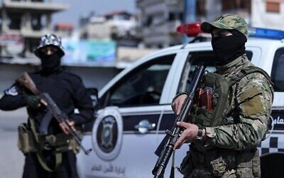 Cette photo diffusée par l'agence de presse officielle arabe syrienne (SANA) le 8 mars 2025 montre les forces syriennes à un poste de contrôle dans la ville côtière de Lattaquié. (SANA/AFP)