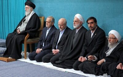 Le guide suprême de l'Iran, l'ayatollah Ali Khamenei, et le président iranien, Massoud Pezeshkian, assistent à une réunion avec des responsables du gouvernement iranien, à Téhéran, le 8 mars 2025. (Crédit : KHAMENEI.IR/AFP)