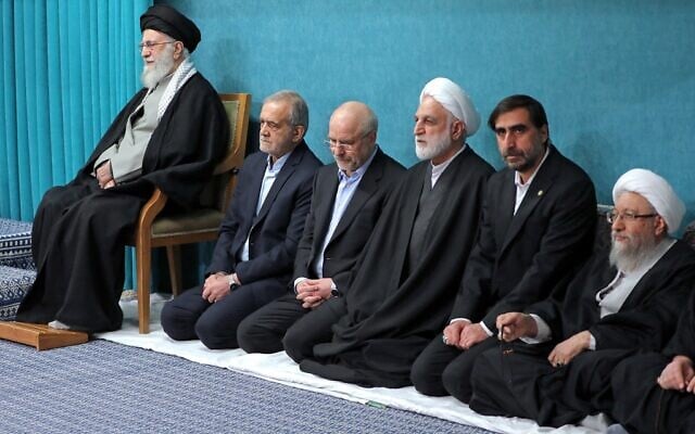 Le guide suprême de l'Iran, l'ayatollah Ali Khamenei, et le président iranien, Massoud Pezeshkian, assistent à une réunion avec des responsables du gouvernement iranien, à Téhéran, le 8 mars 2025. (Crédit : KHAMENEI.IR/AFP)