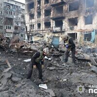 Des policiers ukrainiens sur le site d'une frappe russe à Dobropillia, dans la région de Donetsk, en pleine invasion russe de l'Ukraine, le 8 mars 2025. (Crédit : Police nationale d'Ukraine/AFP)