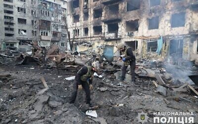 Des policiers ukrainiens sur le site d'une frappe russe à Dobropillia, dans la région de Donetsk, en pleine invasion russe de l'Ukraine, le 8 mars 2025. (Crédit : Police nationale d'Ukraine/AFP)