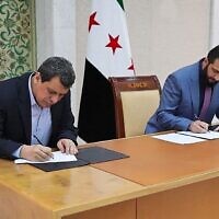 Le président par intérim syrien Ahmed al-Sharaa (à droite) et le commandant en chef des Forces démocratiques syriennes (FDS) Mazloum Abdi signant un accord visant à intégrer les institutions de l'administration kurde semi-autonome du nord-est dans le gouvernement national, dans la capitale syrienne Damas, le 10 mars 2025. (Crédit : SANA / AFP)