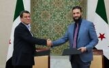 Le président par intérim syrien Ahmed al-Sharaa (à droite) serrant la main du commandant en chef des Forces démocratiques syriennes (FDS) Mazloum Abdi après la signature d'un accord visant à intégrer les institutions de l'administration kurde semi-autonome du nord-est dans le gouvernement national, dans la capitale syrienne Damas, le 10 mars 2025. (Crédit : SANA/AFP)