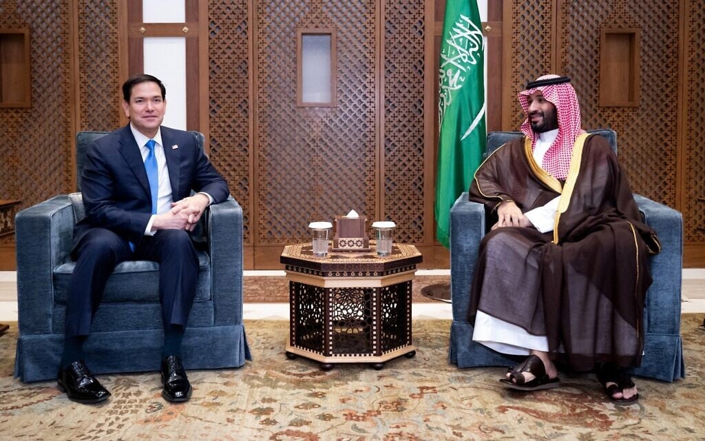 Le prince héritier et Premier ministre saoudien Mohammed ben Salmane rencontre le secrétaire d'État américain Marco Rubio dans l'enceinte du palais royal de Djeddah, en Arabie saoudite, le 10 mars 2025. (Crédit : SAUL LOEB / POOL / AFP)