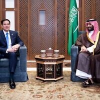 Le prince héritier et Premier ministre saoudien Mohammed ben Salmane rencontre le secrétaire d'État américain Marco Rubio dans l'enceinte du palais royal de Djeddah, en Arabie saoudite, le 10 mars 2025. (Crédit : SAUL LOEB / POOL / AFP)