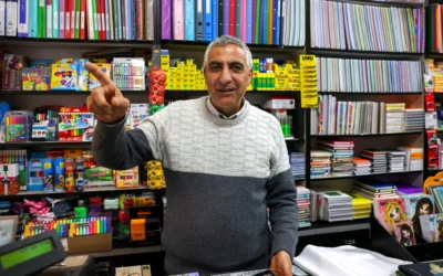 Imad Muna, libraire à Jérusalem-Est, peu après avoir été arrêté sans mandat par la police le 11 mars 2025. (Crédit : Ahmad Gharabli/AFP)