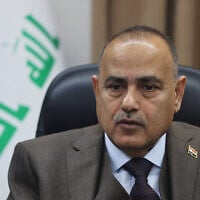 L'ingénieur irakien Saad Jassem, haut fonctionnaire du ministère de l'électricité en charge du département des carburants, s'exprimant lors d'une interview au ministère de l'électricité à Bagdad le 12 mars 2025. (Crédit : Ahmad Al-Rubaye/AFP)