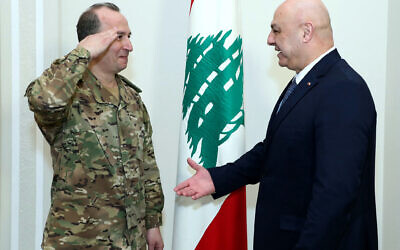 Le président libanais Joseph Aoun (à droite) félicitant le nouveau commandant en chef de l'armée, Rodolphe Haykal, au palais présidentiel de Baabda, à l'est de Beyrouth, le 13 mars 2025. Crédit : (Présidence libanaise / AFP)
