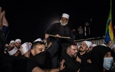 Des personnes portant un religieux druze syrien, au tombeau de Nabi Shuaib, dans le nord d'Israël, le 14 mars 2025. (Crédit : John Wessels/AFP)