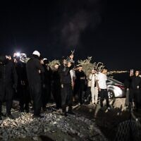 Un homme tirant en l'air avant l'arrivée de religieux druzes syriens au tombeau de Nabi Shuaib, dans le nord d'Israël, le 14 mars 2025. Rien n'indique que l'homme représenté ait blessé une femme. (Crédit : John Wessels/AFP)