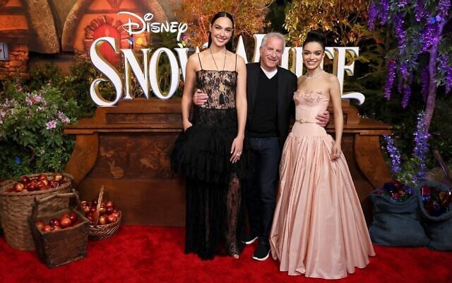De gauche à droite : Gal Gadot, Marc E. Platt et Rachel Zegler assistant à la première mondiale de Blanche-Neige de Disney, au El Capitan Theatre, à Hollywood, en Californie, le 15 mars 2025. (Crédit : Rodin Eckenroth/Getty Images pour Disney/AFP) De gauche à droite : Gal Gadot, Marc E. Platt et Rachel Zegler assistant à la première mondiale de Blanche-Neige de Disney, au El Capitan Theatre, à Hollywood, en Californie, le 15 mars 2025. (Crédit : Rodin Eckenroth/Getty Images pour Disney/AFP)