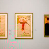 Cette photo prise le 8 octobre 2019 montre une lithographie imprimée en quadrichromie datée de 1893 « Aristide Bruant dans son cabaret » dans le cadre de l'exposition « Toulouse Lautrec - Résolument moderne » au Grand Palais à Paris. Des cabarets vus par Toulouse-Lautrec aux premières publicités et à la propagande de guerre, le musée d'Orsay présente à partir du 18 mars 2025 une exposition inédite consacrée à l'âge d'or de l'affiche illustrée dans la seconde moitié du XIXe siècle. Intitulée « L'art est dans la rue », l'exposition présente quelque 230 oeuvres, dont 138 affiches de grand format et de nombreux tableaux, photographies, films et objets d'art décoratif, permettant une immersion visuelle dans la ville en pleine mutation qu'était Paris à cette époque. La plupart des affiches aux couleurs vives proviennent de la Bibliothèque nationale de France (BnF), qui en possède plus de 300 000, soit l'une des plus grandes collections de ce type au monde. (Photo par FRANCOIS GUILLOT / AFP)