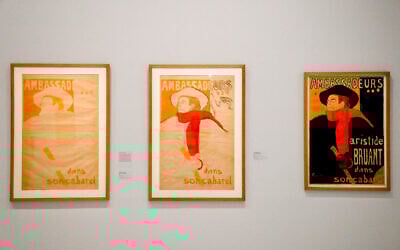 Cette photo prise le 8 octobre 2019 montre une lithographie imprimée en quadrichromie datée de 1893 « Aristide Bruant dans son cabaret » dans le cadre de l'exposition « Toulouse Lautrec - Résolument moderne » au Grand Palais à Paris. Des cabarets vus par Toulouse-Lautrec aux premières publicités et à la propagande de guerre, le musée d'Orsay présente à partir du 18 mars 2025 une exposition inédite consacrée à l'âge d'or de l'affiche illustrée dans la seconde moitié du XIXe siècle. Intitulée « L'art est dans la rue », l'exposition présente quelque 230 oeuvres, dont 138 affiches de grand format et de nombreux tableaux, photographies, films et objets d'art décoratif, permettant une immersion visuelle dans la ville en pleine mutation qu'était Paris à cette époque. La plupart des affiches aux couleurs vives proviennent de la Bibliothèque nationale de France (BnF), qui en possède plus de 300 000, soit l'une des plus grandes collections de ce type au monde. (Photo par FRANCOIS GUILLOT / AFP)