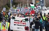 Des manifestants défilent avec des pancartes pour protester contre l’arrestation de l’ex-militant étudiant anti-Israël de l’Université Columbia, Mahmoud Khalil, lors d’une manifestation « Fight for Our Rights » sur le campus de l’Université de Washington à Seattle (Washington), le 15 mars 2025. (Jason Redmond / AFP)