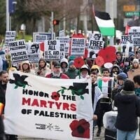 Des manifestants défilant avec des pancartes pour protester contre l’arrestation de l’ex-militant étudiant anti-Israël de l’Université Columbia, Mahmoud Khalil, lors d’une manifestation « Fight for Our Rights » sur le campus de l’Université de Washington à Seattle (Washington), le 15 mars 2025. (Jason Redmond / AFP)