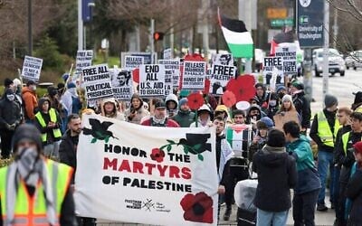 Des manifestants défilant avec des pancartes pour protester contre l’arrestation de l’ex-militant étudiant anti-Israël de l’Université Columbia, Mahmoud Khalil, lors d’une manifestation « Fight for Our Rights » sur le campus de l’Université de Washington à Seattle (Washington), le 15 mars 2025. (Jason Redmond / AFP)