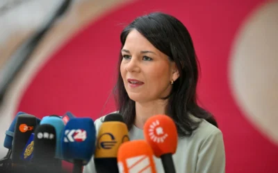 La ministre allemande des Affaires étrangères, Annalena Baerbock, parle aux médias à son arrivée à la réunion du Conseil des Affaires étrangères de l'Union européenne à Bruxelles, le 17 mars 2025. (Crédit: NICOLAS TUCAT / AFP)