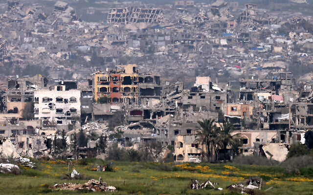 Des bâtiments détruits dans le nord de la bande de Gaza, le 18 mars 2025. (Crédit : Menahem KAHANA / AFP) Des bâtiments détruits dans le nord de la bande de Gaza, le 18 mars 2025. (Crédit : Menahem KAHANA / AFP)