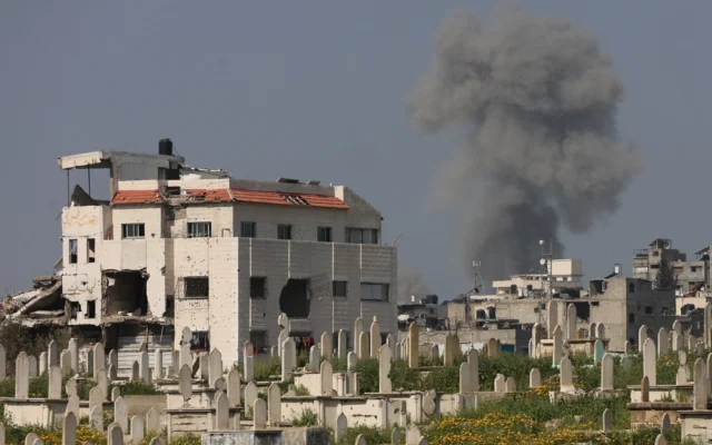 Des nuages de fumée s'échappent d'un cimetière lors des frappes israéliennes près de Gaza-City le 18 mars 2025. (Crédit : Omar AL-QATTAA / AFP)