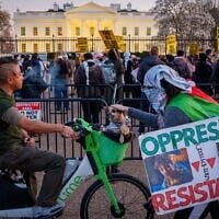 Une femme, s'identifiant comme Azaria, tient une pancarte « Oppression Creates Resistance » alors que des manifestants se rassemblent devant la Maison Blanche pour protester contre les frappes israéliennes à Gaza, le 18 mars 2025 à Washington. (Andrew Harnik/Getty Images/AFP)