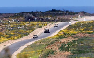 Des soldats israéliens patrouillant sur une route du nord de Gaza, sur cette photo, prise à la frontière sud d'Israël avec la bande de Gaza le 19 mars 2025. (Crédit : Jack Guez/AFP)