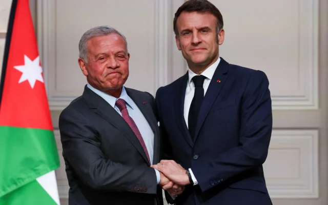 Le président français Emmanuel Macron, à droite, et le roi Abdallah de Jordanie se serrent la main au début d'une conférence de presse après leur rencontre à l'Élysée, à Paris, le 19 mars 2025. (Crédit : Gonzalo Fuentes / POOL / AFP) Le président français Emmanuel Macron, à droite, et le roi Abdallah de Jordanie se serrent la main au début d'une conférence de presse après leur rencontre à l'Élysée, à Paris, le 19 mars 2025. (Crédit : Gonzalo Fuentes / POOL / AFP)