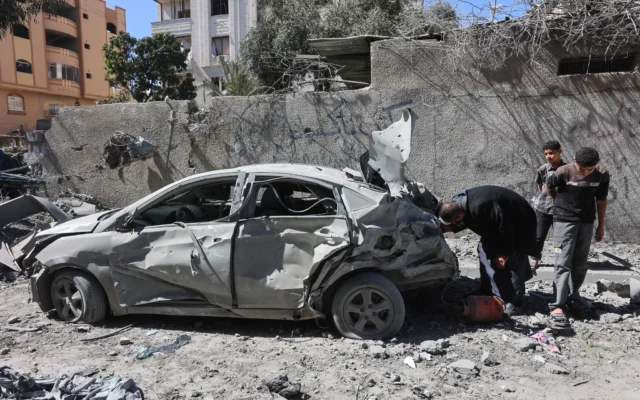 Des Palestiniens inspectent une voiture détruite par une frappe israélienne dans la ville de Gaza le 19 mars 2025. (Crédit : Omar AL-QATTAA / AFP) Des Palestiniens inspectent une voiture détruite par une frappe israélienne dans la ville de Gaza le 19 mars 2025. (Crédit : Omar AL-QATTAA / AFP)