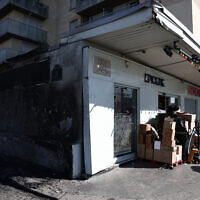 La façade du supermarché  HyperCacher après qu'il a été incendié pendant la du 19 au 20 mars 2025. (Crédit : Thibaud MORITZ / AFP)