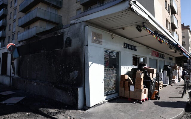 La façade du supermarché HyperCacher après qu'il a été incendié pendant la du 19 au 20 mars 2025. (Crédit : Thibaud MORITZ / AFP) La façade du supermarché HyperCacher après qu'il a été incendié pendant la du 19 au 20 mars 2025. (Crédit : Thibaud MORITZ / AFP)