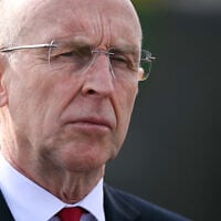 Le ministre britannique de la Défense John Healey lors d'une visite de l'usine BAE system avec le Premier ministre britannique Keir Starmer (hors champ), à Barrow-in-Furness, dans le nord-ouest de l'Angleterre, le 20 mars 2025. (Crédit :  Oli Scarff/POOL/AFP)