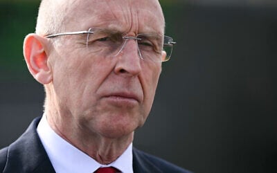 Le ministre britannique de la Défense John Healey lors d'une visite de l'usine BAE system avec le Premier ministre britannique Keir Starmer (hors champ), à Barrow-in-Furness, dans le nord-ouest de l'Angleterre, le 20 mars 2025. (Crédit :  Oli Scarff/POOL/AFP)